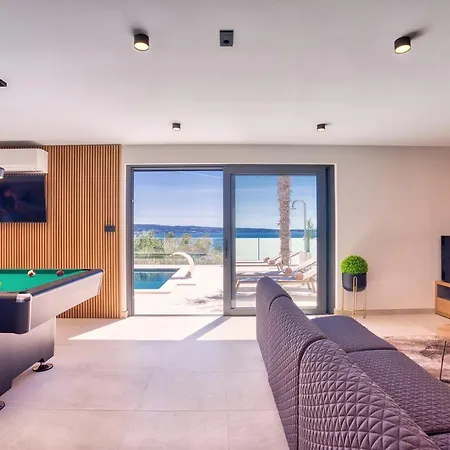 Villa Princess Korina-Luxury 4-Bedroom Villa With Heated Pool, Pool Table, Sauna, A Hot Tub, And Stunning Sea Views * Podstrana
