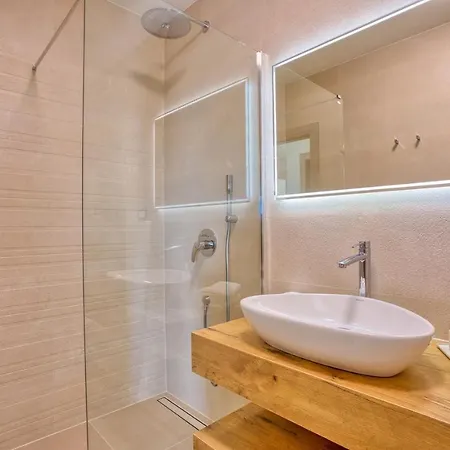 Villa Princess Korina-Luxury 4-Bedroom Villa With Heated Pool, Pool Table, Sauna, A Hot Tub, And Stunning Sea Views * Podstrana