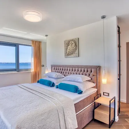 Villa Princess Korina-Luxury 4-Bedroom Villa With Heated Pool, Pool Table, Sauna, A Hot Tub, And Stunning Sea Views Podstrana