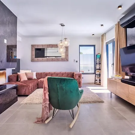 Villa Princess Korina-Luxury 4-Bedroom Villa With Heated Pool, Pool Table, Sauna, A Hot Tub, And Stunning Sea Views * Podstrana