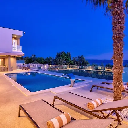 Villa Princess Korina-Luxury 4-Bedroom Villa With Heated Pool, Pool Table, Sauna, A Hot Tub, And Stunning Sea Views Villa Podstrana