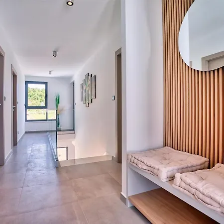 Villa Princess Korina-Luxury 4-Bedroom Villa With Heated Pool, Pool Table, Sauna, A Hot Tub, And Stunning Sea Views * Podstrana