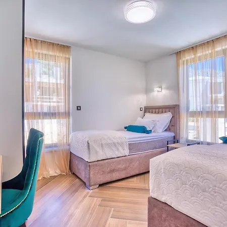 Villa Princess Korina-Luxury 4-Bedroom Villa With Heated Pool, Pool Table, Sauna, A Hot Tub, And Stunning Sea Views Podstrana
