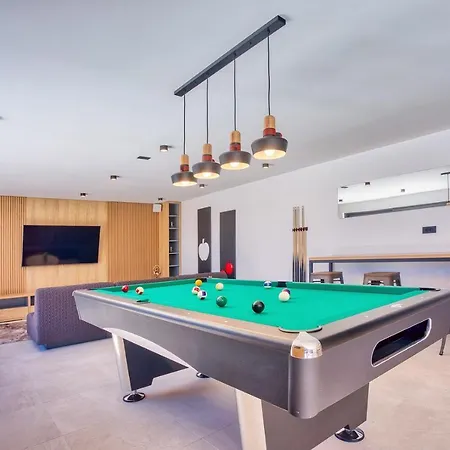 Villa Princess Korina-Luxury 4-Bedroom Villa With Heated Pool, Pool Table, Sauna, A Hot Tub, And Stunning Sea Views Podstrana