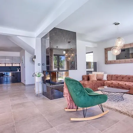 Villa Princess Korina-Luxury 4-Bedroom Villa With Heated Pool, Pool Table, Sauna, A Hot Tub, And Stunning Sea Views
